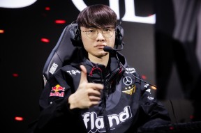 开云体育-Faker重返赛场，险胜首场状态出色，西班牙队观众沸腾！