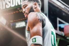 开云体育-包含塔图姆回归赛场，惊险取胜首场状态亮眼，老鹰观众沸腾！的词条