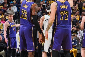 开云-包含詹姆斯回归赛场，出色防守首场状态亮眼，湖人观众沸腾！的词条